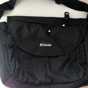 Columbia Messenger diaper bag w changing pad